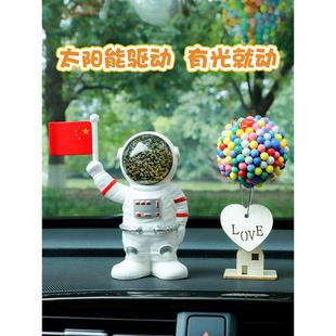 太空人汽車擺件宇航員飾品2025新款 車載太陽(yáng)能國(guó)旗車內(nèi)中控臺(tái)內(nèi)飾