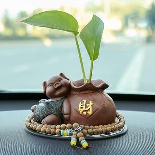 創(chuàng)意汽車擺件招財可愛小豬車內(nèi)飾品擺件內(nèi)飾車載用品高檔個性 擺設(shè)