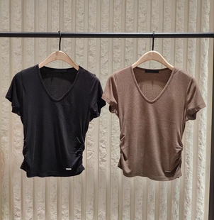 T恤MBE2TEE004 含桑蠶絲天絲輕薄V領(lǐng)捏褶短袖 正品 2025夏新品