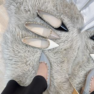 女百搭通勤鞋 V家經典 氣質單鞋 鉚釘淺口裸灰色尖頭軟漆皮法式 女鞋