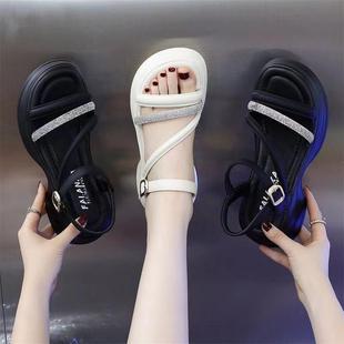 厚底皮面水鉆一字綁帶配裙沙灘鞋 女夏2025新款 小香風(fēng)羅馬涼鞋 法式