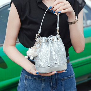水桶包女2025新款 百搭潮流女士高級感單肩斜挎包簡約休閑手提 時尚