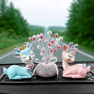 一路平安鹿汽車內(nèi)裝 飾用品大全中控臺車載香水?dāng)[件可愛網(wǎng)紅女神款