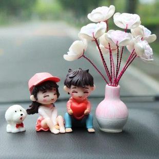 車內(nèi)飾品擺件車上可愛親嘴娃娃創(chuàng)意小情侶汽車裝 飾網(wǎng)紅車載用品女