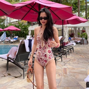 澳洲小眾輕奢印花掛脖連體小胸聚攏遮肚顯瘦溫泉度假海邊游泳衣女
