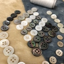 衣服扣 貝殼紐扣襯衣百搭扣子天然貝母四眼彩色扣韓版 高檔襯衫 開衫