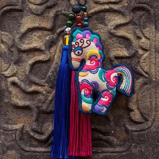 原創(chuàng)手工刺繡民族復(fù)古創(chuàng)意禮物 幸福馬包掛汽車掛件飾品 王 手創(chuàng)