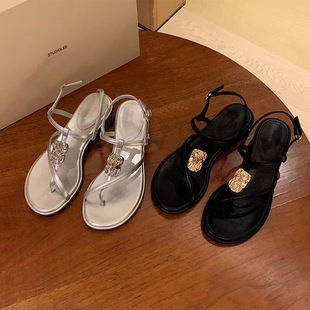 度假風(fēng)細(xì)帶夾趾金屬扣粗跟涼鞋 女式 洋氣涼鞋 時尚 女一字帶高跟 新款