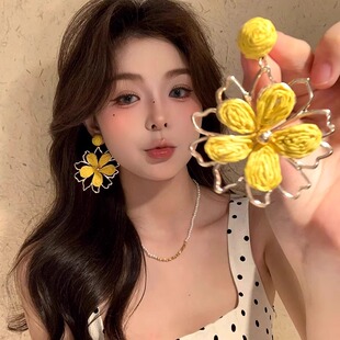 海邊度假風草編花朵耳環女2025新款 顯臉小耳環高級感氣質耳飾 爆款