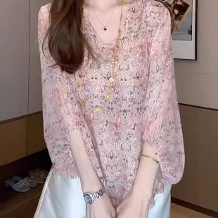 淺粉色碎花上衣洋氣減齡超好看女士氣質(zhì)襯衫 2025年夏季 v領(lǐng)燈籠袖