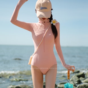 粉色長袖 泳衣女高級感連體遮肚顯瘦海邊度假泳衣 沖浪泳衣2025新款