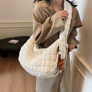 云朵包女2025新款 秋冬大容量泡芙托特包褶皺休閑輕便斜挎羽絨包潮