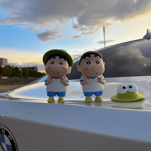 可愛青蛙蠟筆小新汽車擺件后備箱車尾掛件車頂裝 飾創(chuàng)意網(wǎng)紅公仔