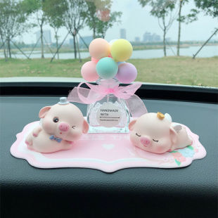 網(wǎng)紅創(chuàng)意可愛搖頭小豬汽車擺件車載車內(nèi)飾品高檔個(gè)性 飾用品 車上裝