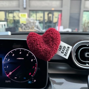 汽車毛絨愛心擺件心形可愛中控臺車載擺件女生汽車內飾可愛小擺件