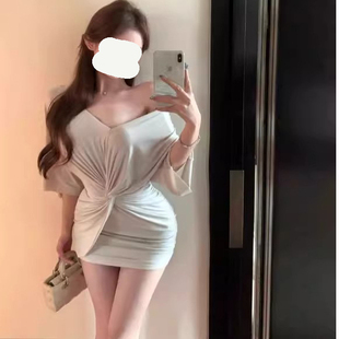 小眾v領連衣裙女夏2025新款 收腰褶皺扭結設計感百搭包臀裙潮流ins