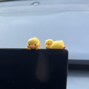 汽車中控屏幕趴趴公仔車載網紅擺件小黃鴨內飾可愛卡通裝 飾品玩偶