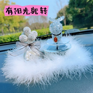 太陽能旋轉動小鹿汽車香水擺件車內載香薰女神款 飾品 一路平安鹿裝