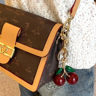 高級(jí)櫻桃車?yán)遄予€匙扣包包掛件女包飾品精美汽車掛件情人節(jié)女禮物