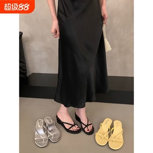 氣質(zhì)絕美細(xì)帶夾腳涼拖涼鞋 女夏外穿2025新款 坡跟銀色夾趾拖鞋 法式