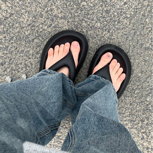 黑色厚底踩屎感人字拖女夏季 女 增高外穿簡約日常通勤沙灘軟涼拖鞋