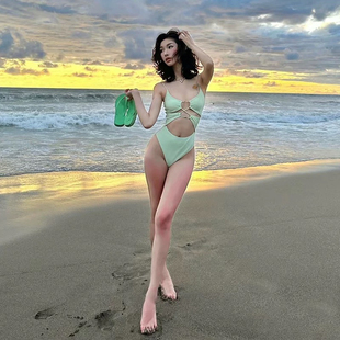 連體泳衣女夏復古辣妹性感鏤空三角高級感顯瘦溫泉海邊度假泳裝