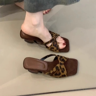 女夏外穿露趾復古氣質豹紋涼鞋 高跟版 方頭坡跟軟皮一字帶涼拖鞋