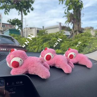 草莓熊車載擺件汽車中控臺網紅可愛毛絨趴姿熊女生車內裝 飾用品