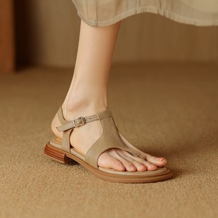 女粗跟平底夏天一字式 真皮低跟杏v色夾趾涼鞋 復古女 新款 2024夏季