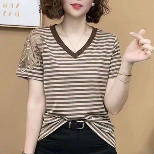 百搭氣質減齡鏤空設計感上衣小衫 T恤時尚 女 V領條紋短袖 2025夏新款