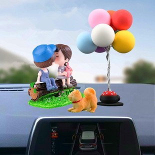 創(chuàng)意汽車內(nèi)飾擺件新款 可愛小情侶板凳娃娃氣球中控臺(tái)飾品 車載個(gè)性