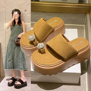 新款 外穿2025夏G季 增高7cm夾趾松糕涼拖 女時尚 高級感厚底水鉆拖鞋