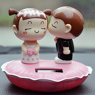 搖頭結(jié)婚版 情侶公仔擺件 親嘴娃娃 太陽能公仔車飾 汽車用品飾品