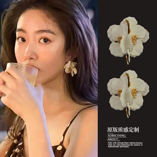 女小眾設計感耳環度假風 夏季 楊采鈺同款 白色花朵耳夾無耳洞女法式