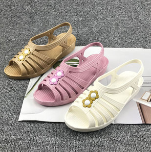 舒適軟底沙灘鞋 護(hù)士涼鞋 透氣塑料白色坡跟套腳媽媽涼鞋 2019 女夏