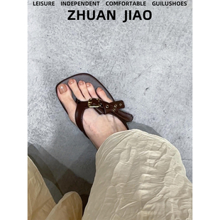 休閑百搭軟底涼鞋 羊皮版 復(fù)古皮帶扣夾趾人字拖女小眾平底涼拖鞋