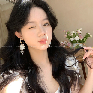 度假風白色花瓣鋯石珍珠流蘇耳釘女2025新款 輕奢海邊夸張耳圈耳環