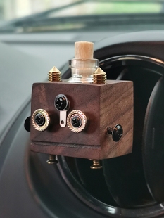 車載香水瓶擴(kuò)香器香氛木質(zhì)汽車出風(fēng)口裝 飾持久香薰創(chuàng)意機(jī)器人盲盒