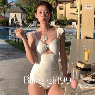 白色荷葉邊吊帶連體泳衣女溫泉度假遮肚顯瘦連體黑色 半島情書