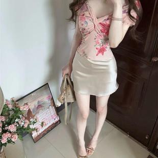 甜辣純欲風印花一字V領扭結修身 高腰緞面半身裙兩件套 上衣女夏季