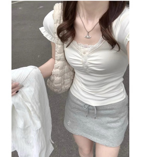 收腰顯瘦皺褶短款 小衫 正肩T恤 上衣女夏季 純欲風白色蕾絲花邊短袖